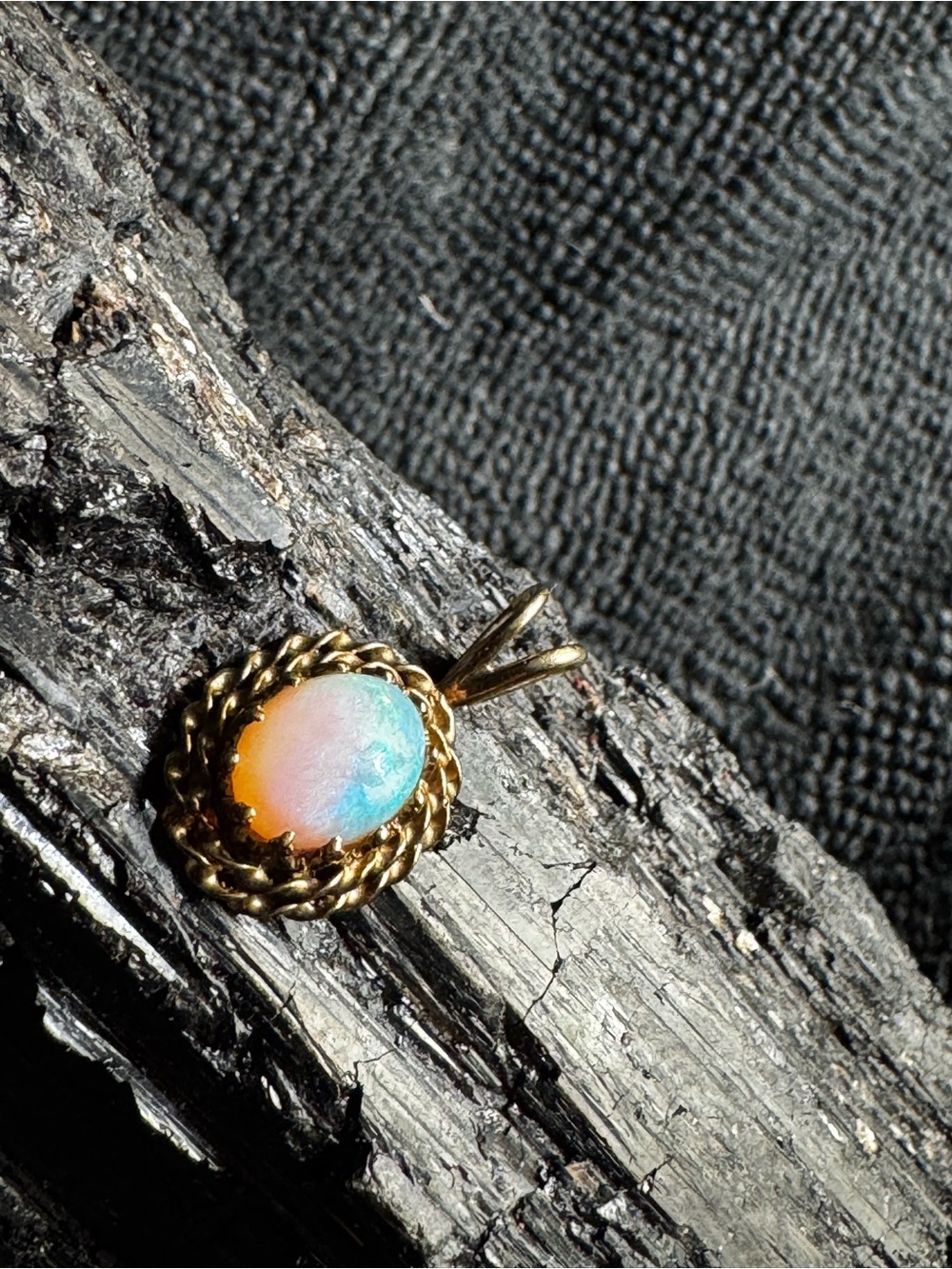 Stunning Vintage 14K Yellow Gold Solid Natural Opal Pendant